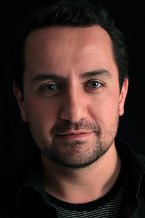 A portrait of Alfredo León León