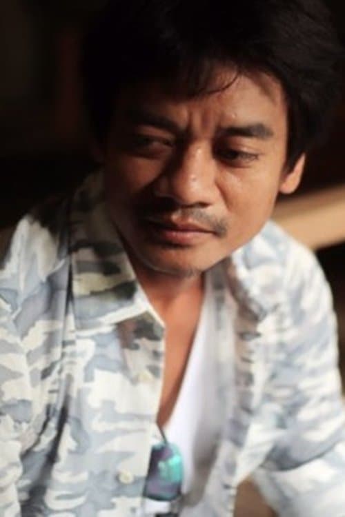 A portrait of Bhandit Thongdee