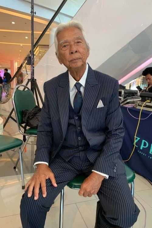 A portrait of Chalong Pakdeevijit