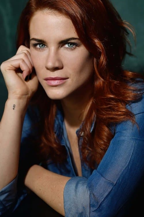 Courtney Hope photo