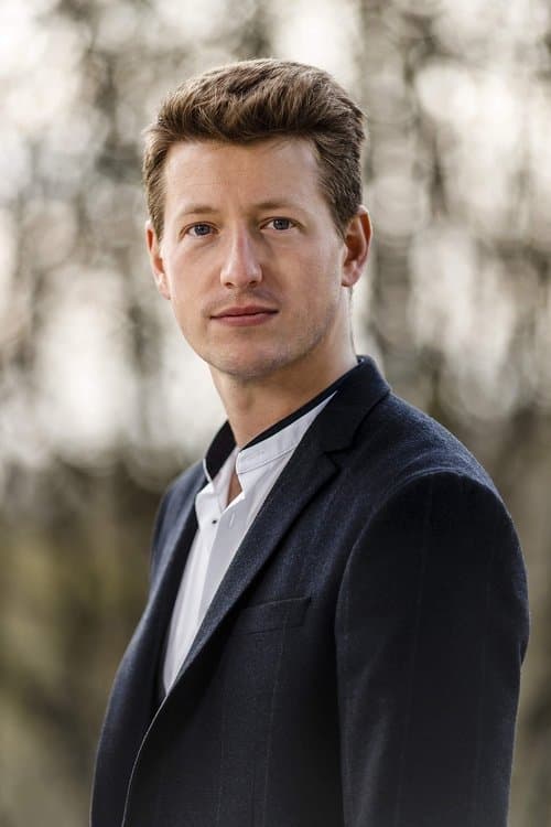 A portrait of Duncan Ward