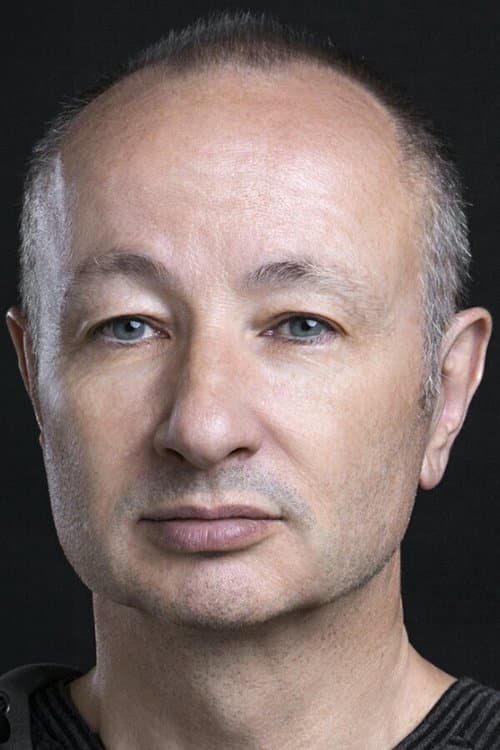 A portrait of Fenton Bailey
