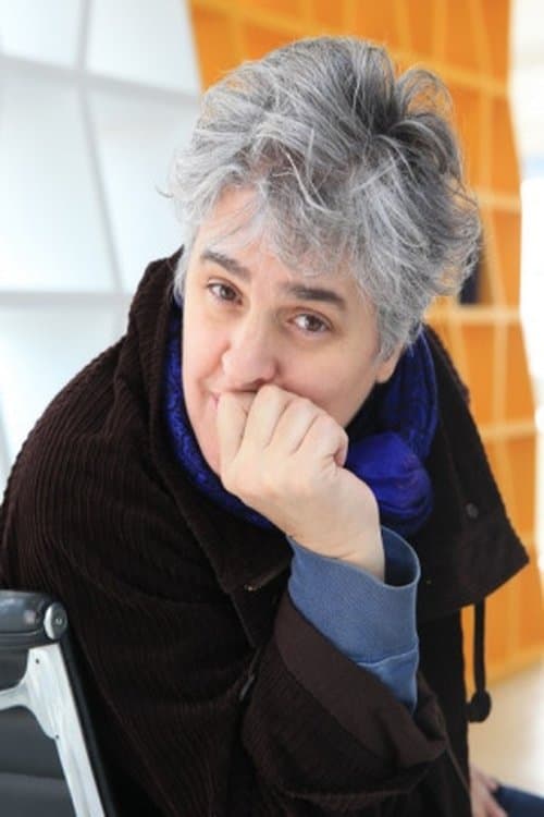 A portrait of Flávia Moraes