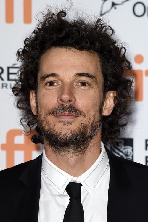 A portrait of Garth Davis