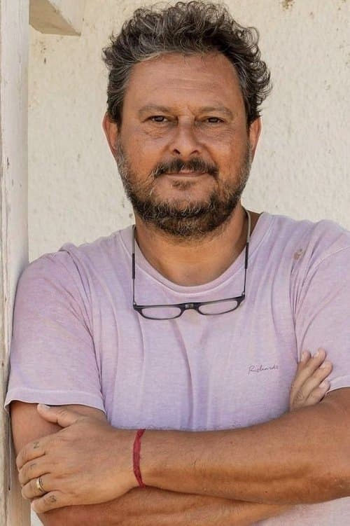 A portrait of Gustavo Fernández