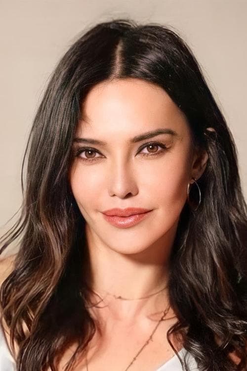Hande Ataizi photo