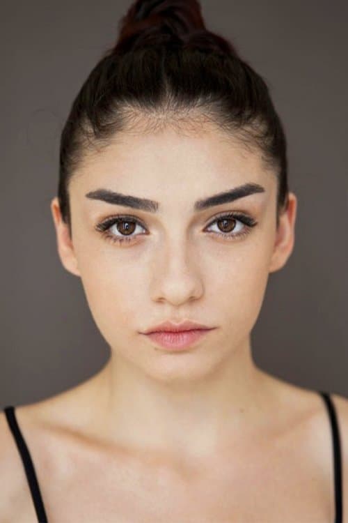 Hazar Ergüçlü photo