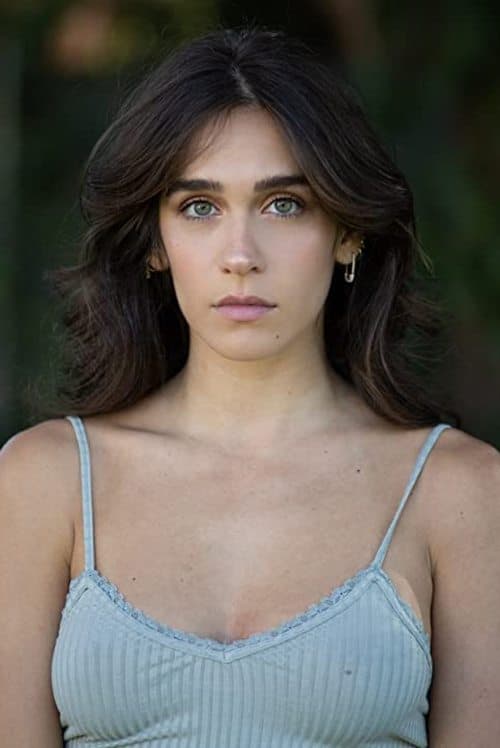 A portrait of Izabel Pakzad