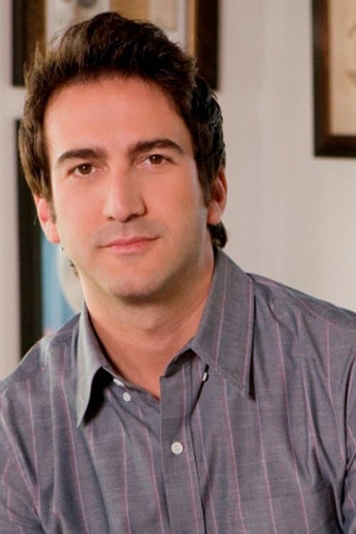 A portrait of Josh Schwartz