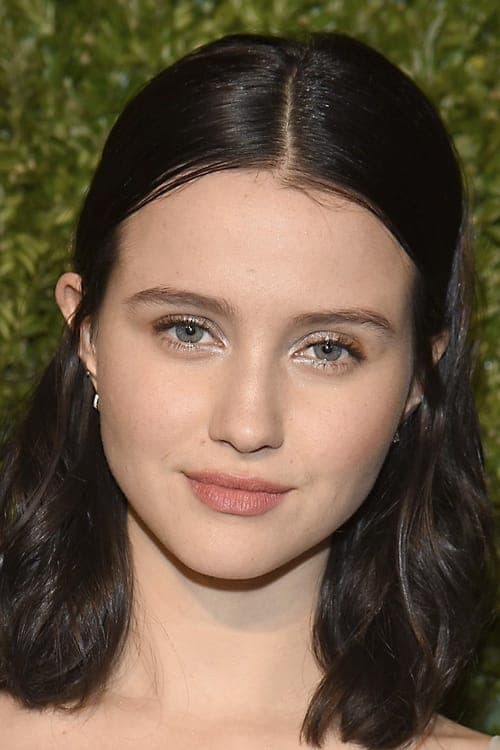 Julia Goldani Telles photo