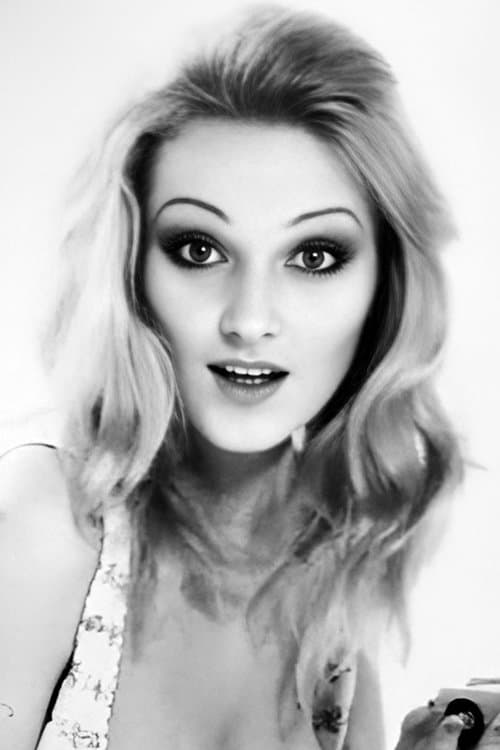 Julia Tomas photo