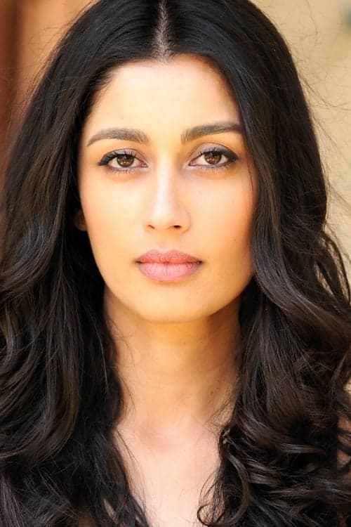 Karishma Ahluwalia photo