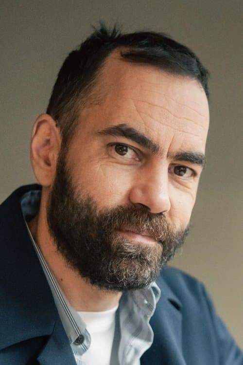 A portrait of Kaveh Tehrani
