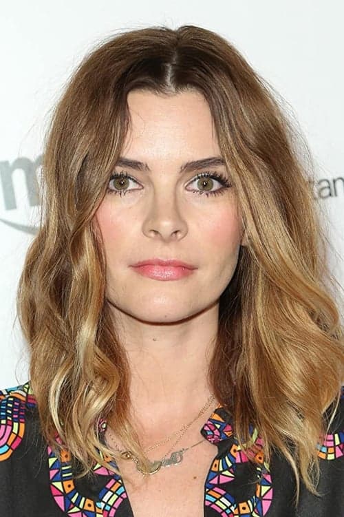 A portrait of Kelly Oxford