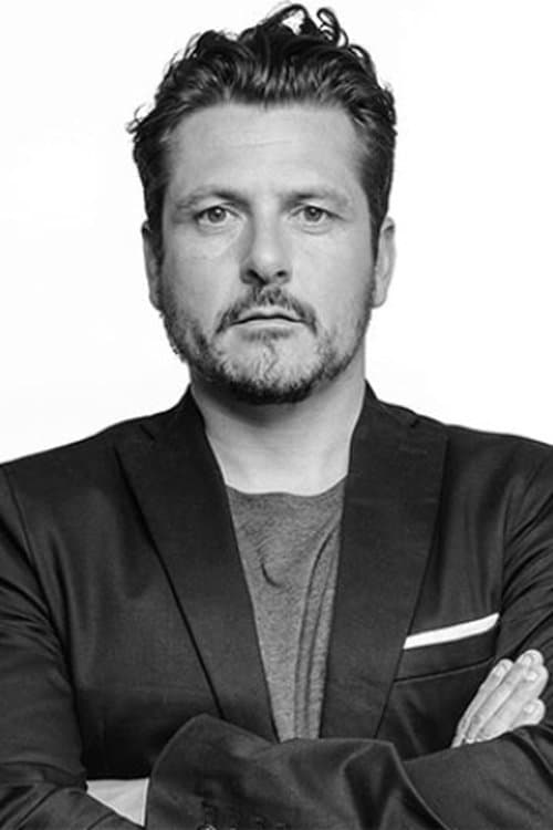 A portrait of Kike Maíllo
