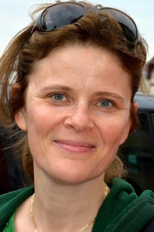 A portrait of Léa Fazer