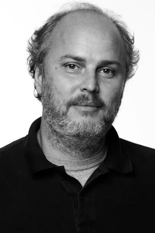 A portrait of Luiz Villaça