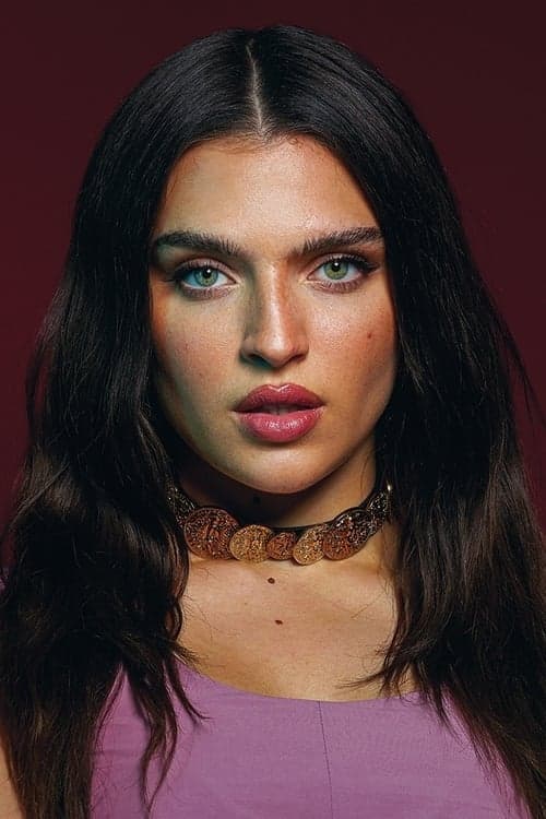 Mae Muller photo