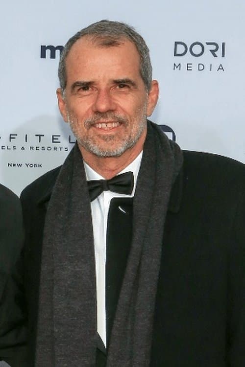 A portrait of Mauro Farias