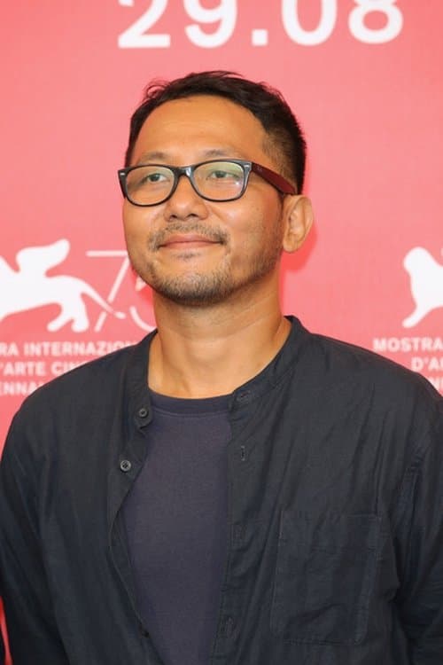 A portrait of Phuttiphong Aroonpheng