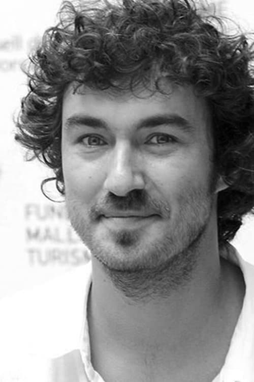 A portrait of Rafa Cortés