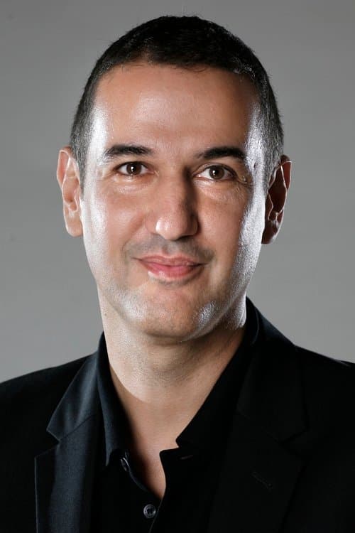 A portrait of Roberto Santiago