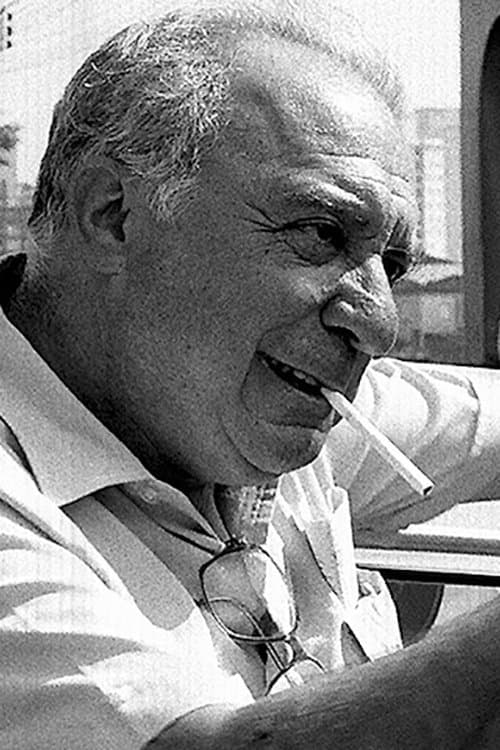 A portrait of Roberto Santos