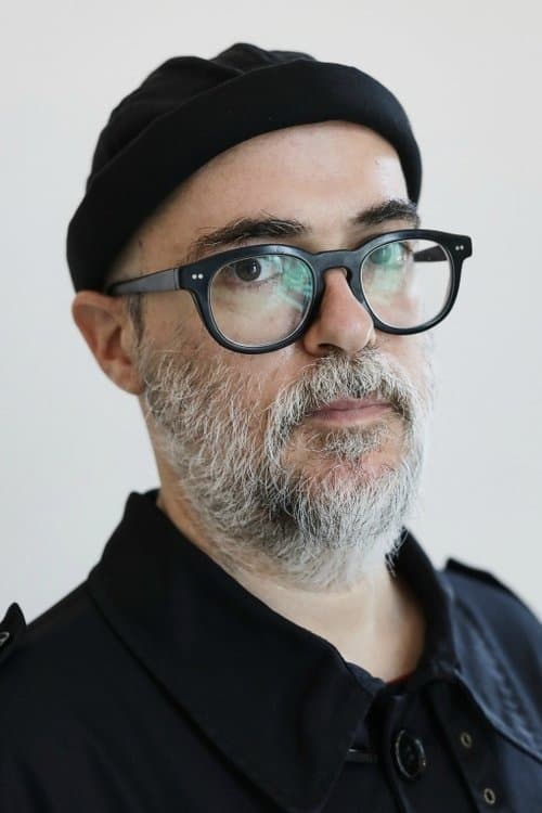 A portrait of Santiago Loza