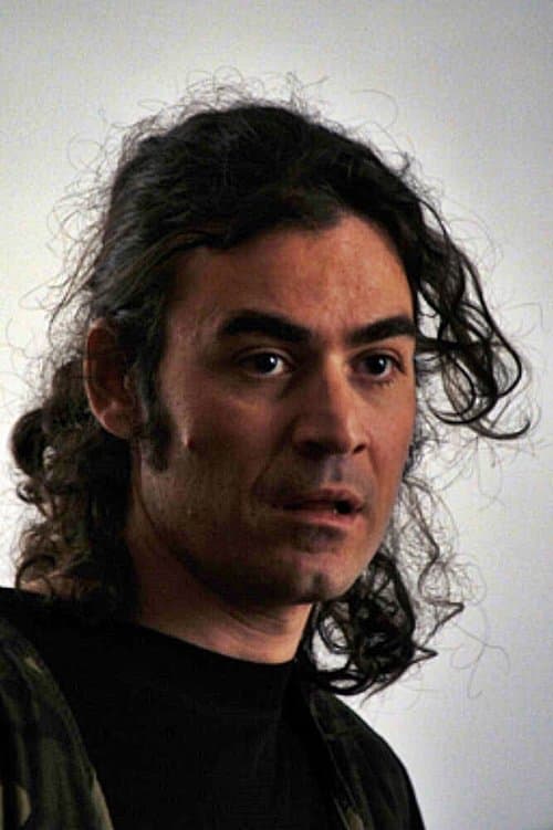 A portrait of Sebastián Araya