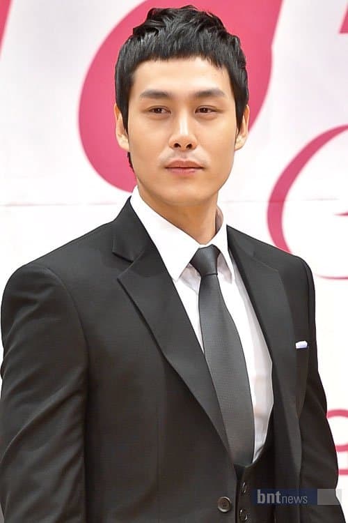 Song Yoo-ha photo