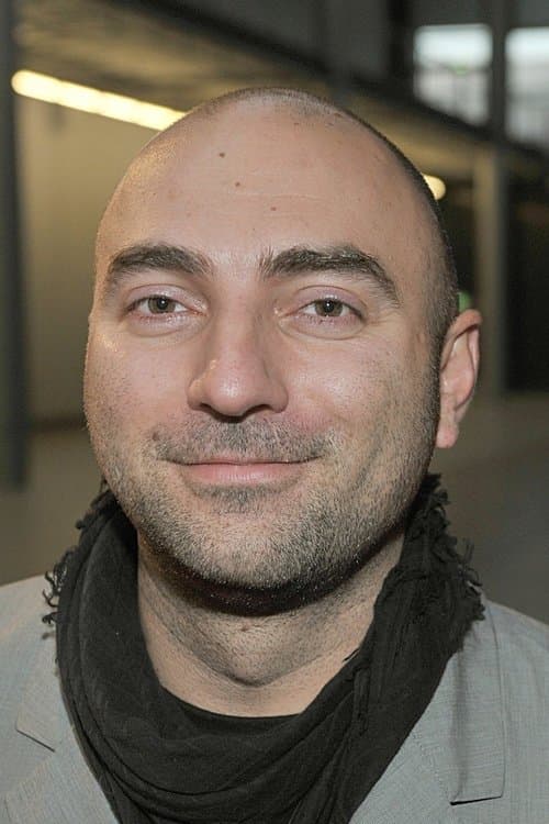 A portrait of Tobi Baumann