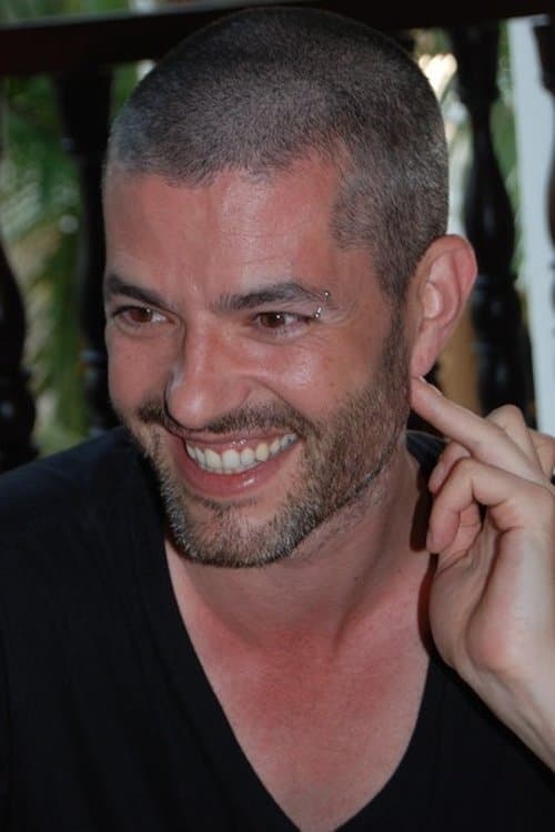 A portrait of Víctor García