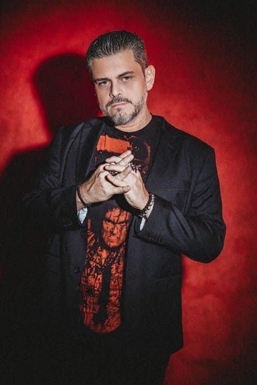 A portrait of Víctor Osuna