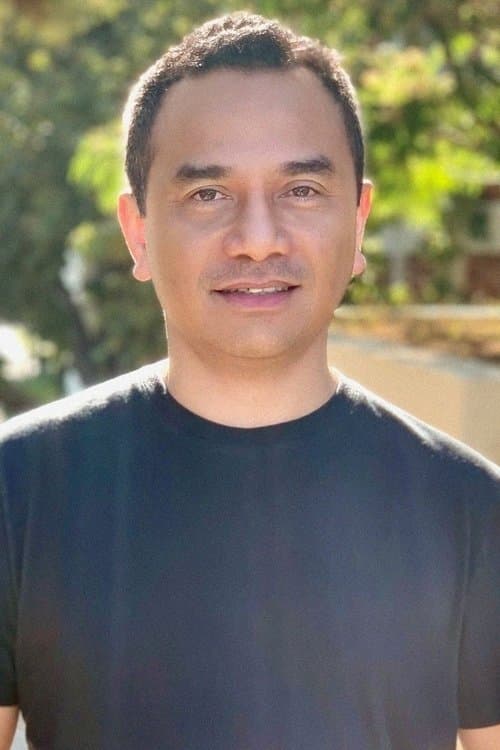 A portrait of Yam Laranas